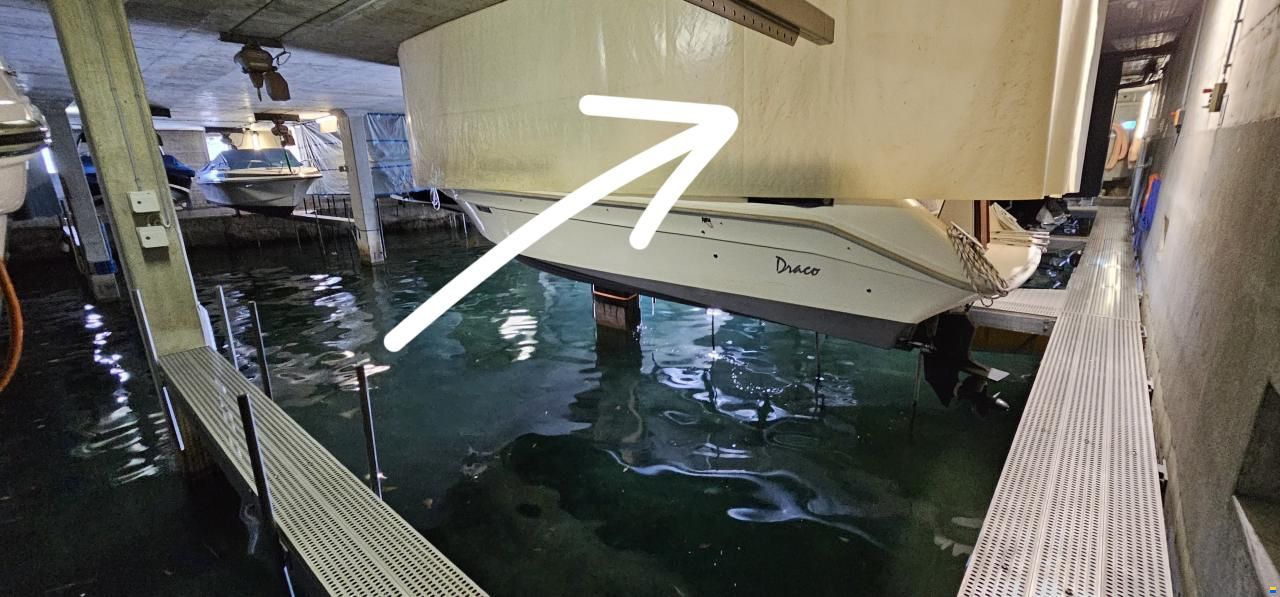 Bootsplatz mit Aufzug / Hallenplatz