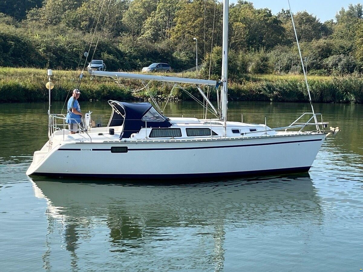 Hunter Marine 30