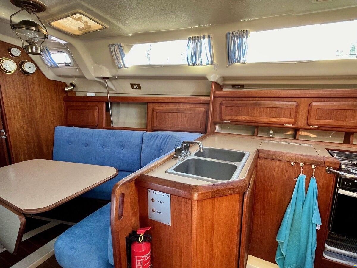 Hunter Marine 30