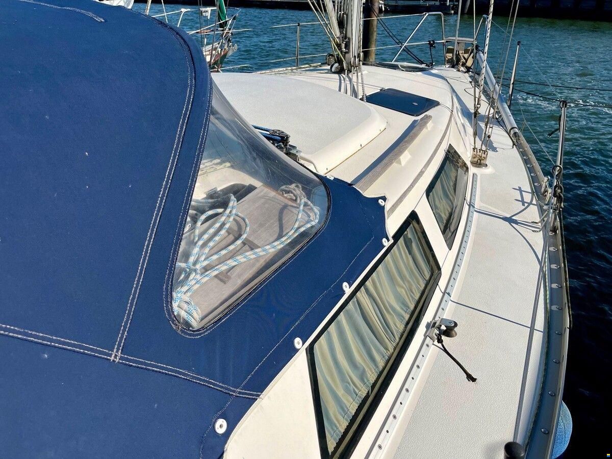 Hunter Marine 30
