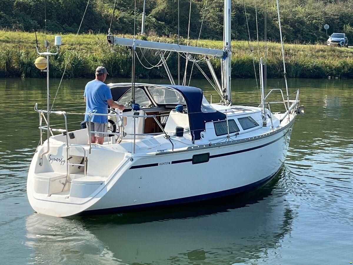 Hunter Marine 30