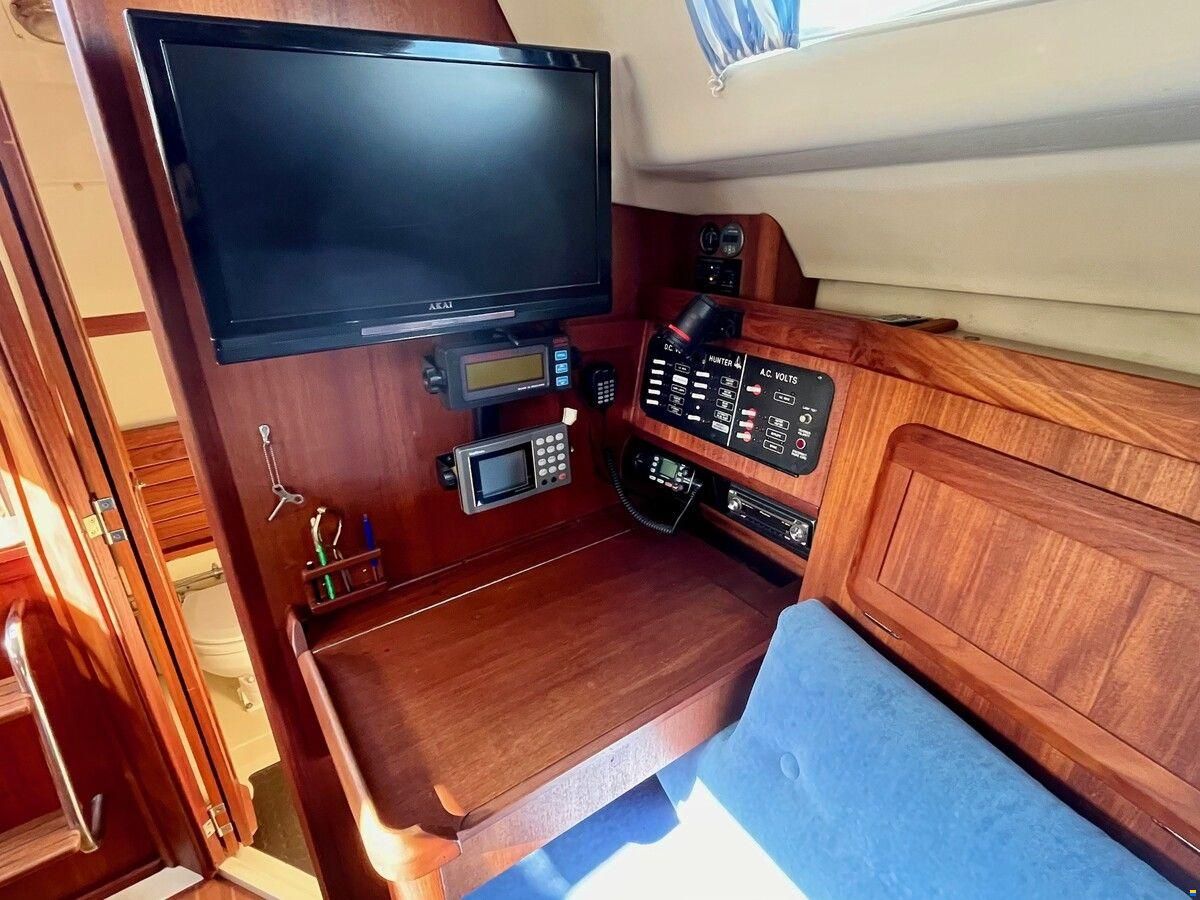 Hunter Marine 30