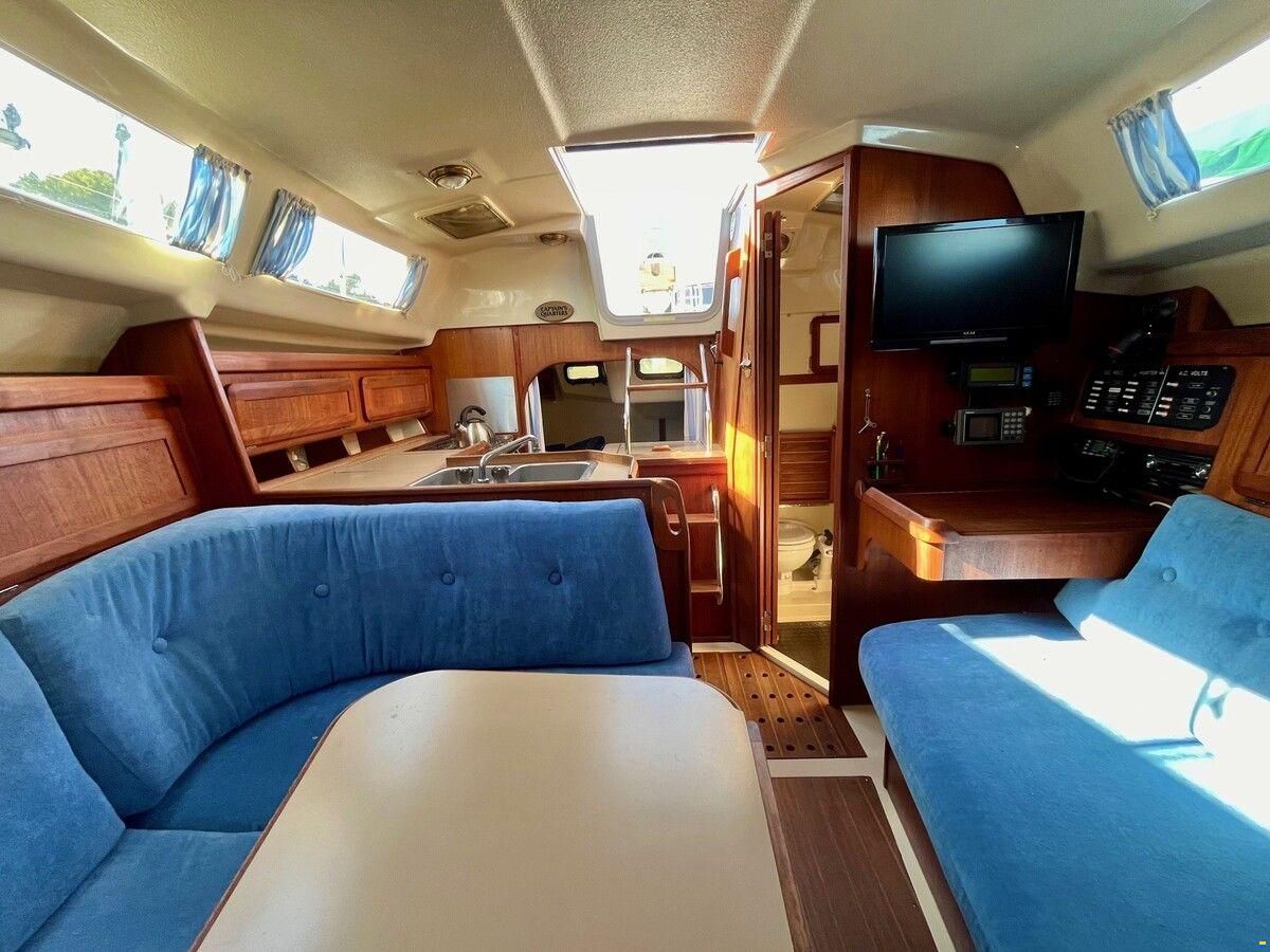 Hunter Marine 30