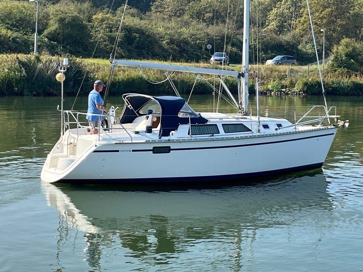 Hunter Marine 30