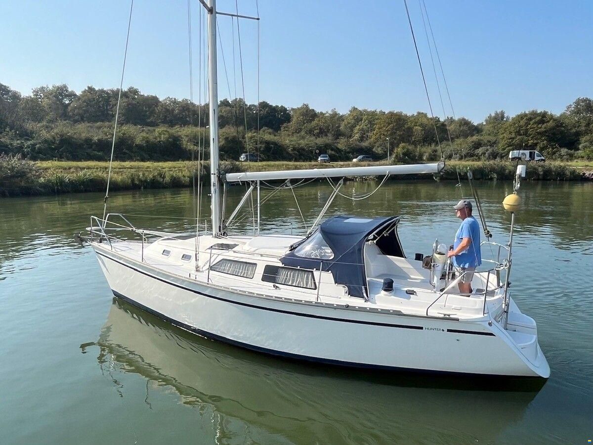 Hunter Marine 30