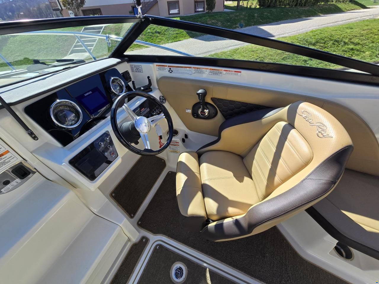 Sea Ray SunSport 230
