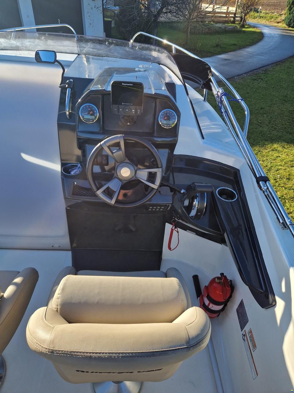 Quicksilver Activ 555 Cabin