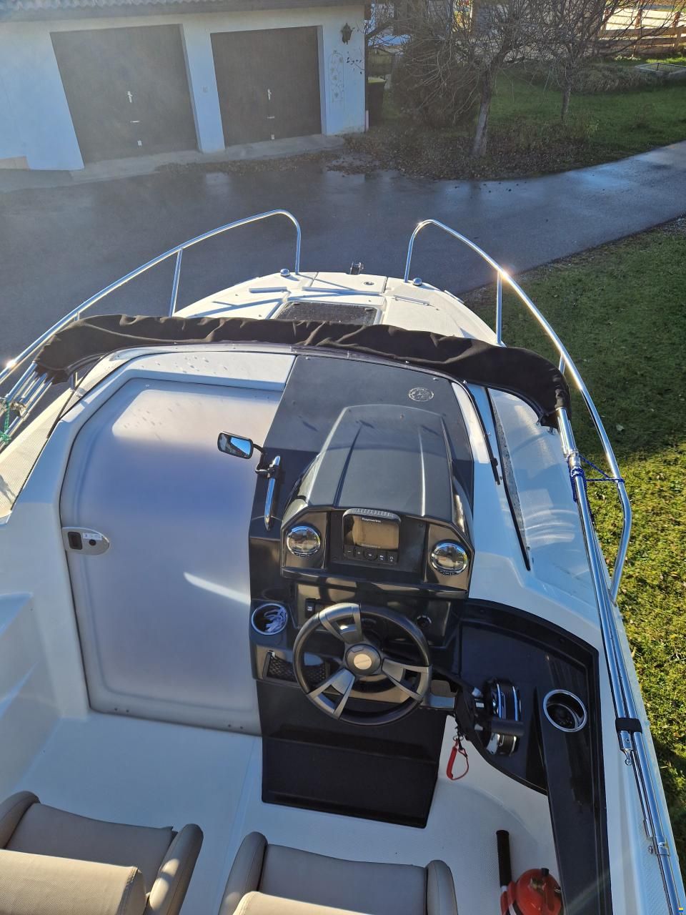 Quicksilver Activ 555 Cabin