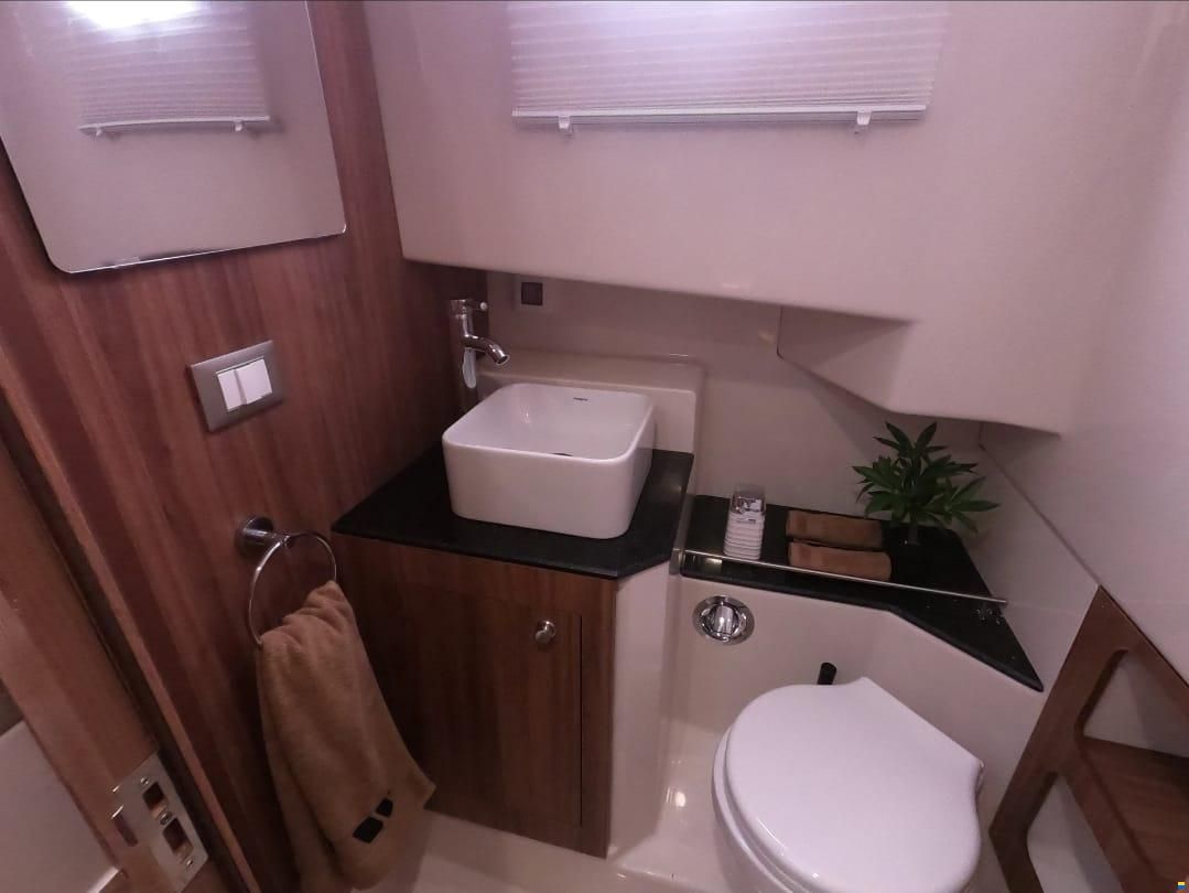 Manara Maxiline 40 Cabin