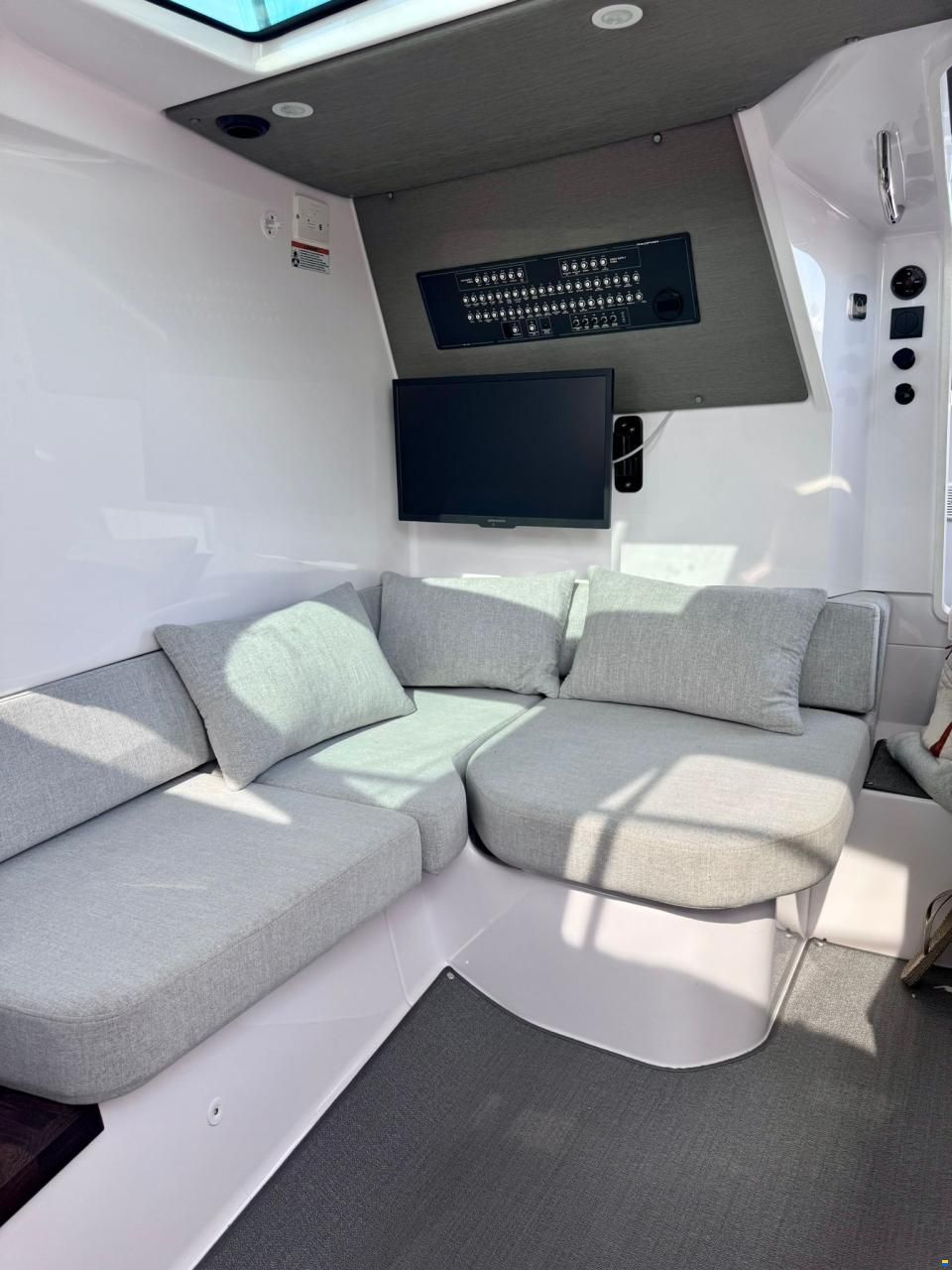 Axopar 37 Cross Cabin