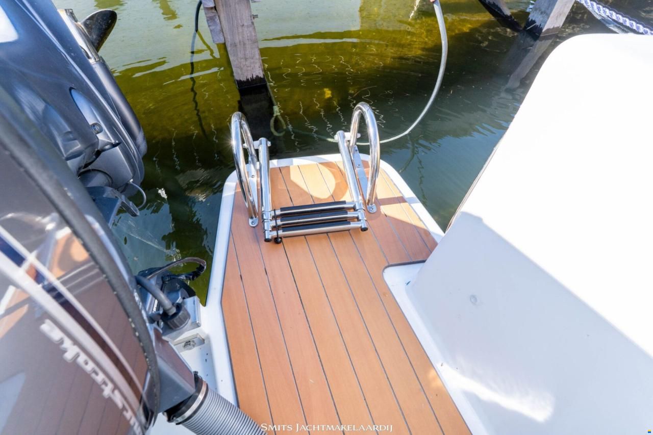 Bertram 25