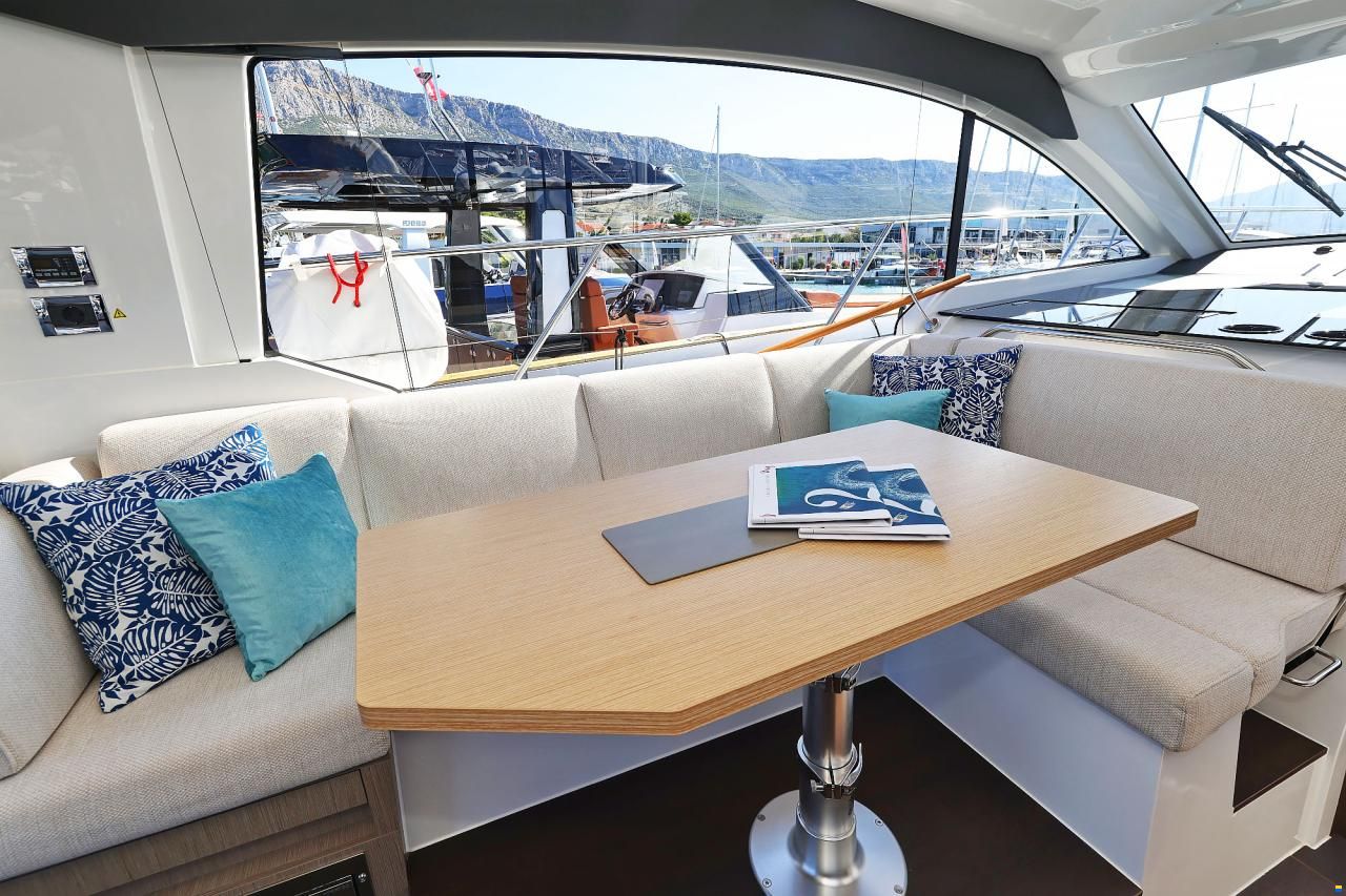 Sealine C390