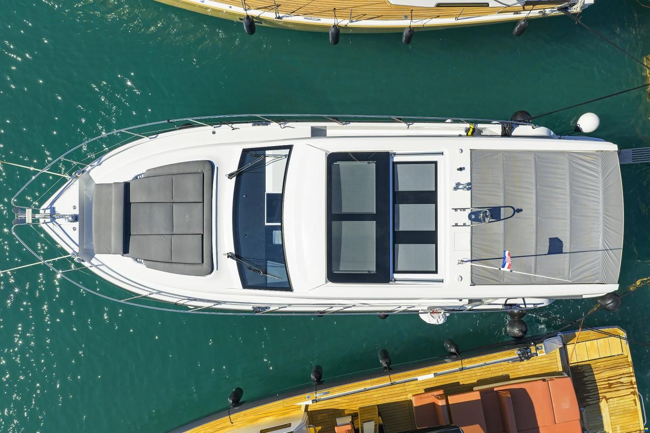 Sealine C390