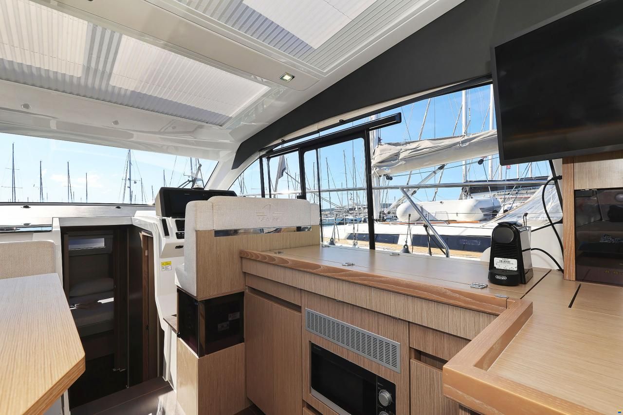 Sealine C390