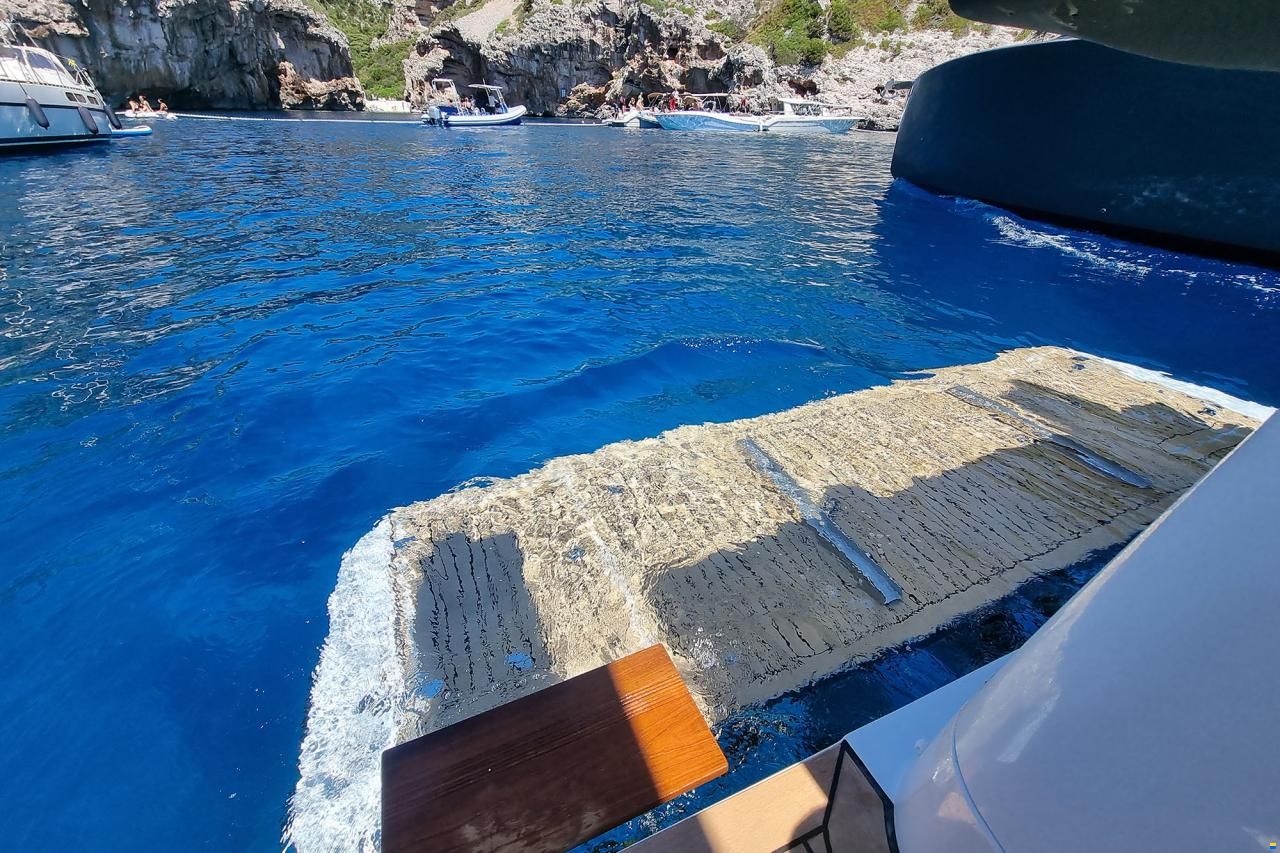 Sealine C390