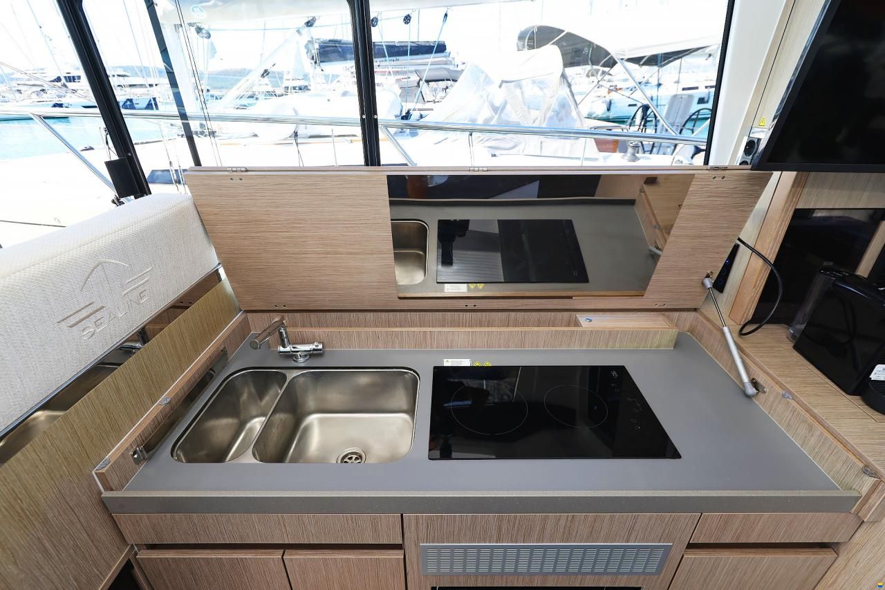 Sealine C390