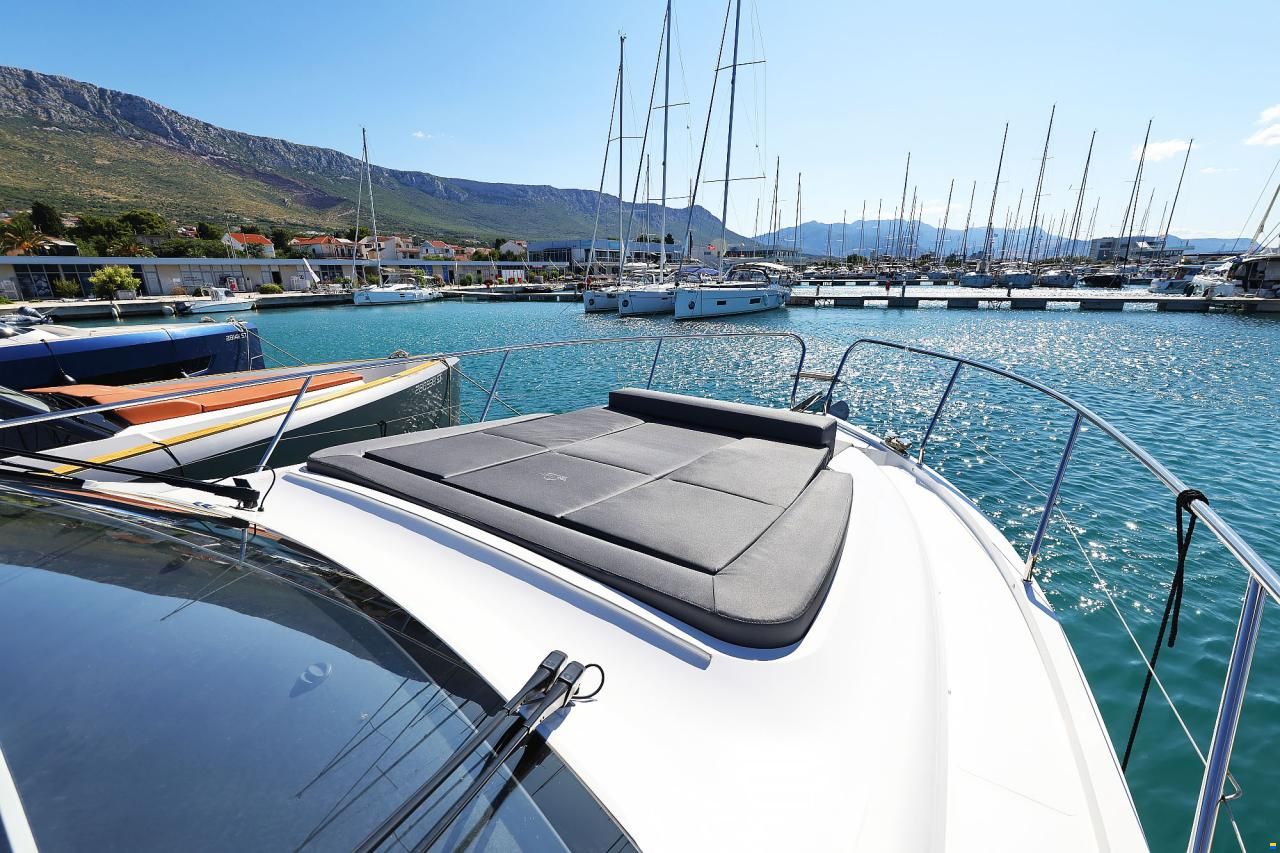 Sealine C390