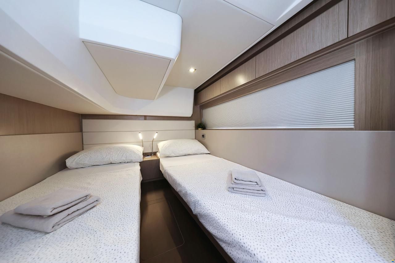 Sealine C390