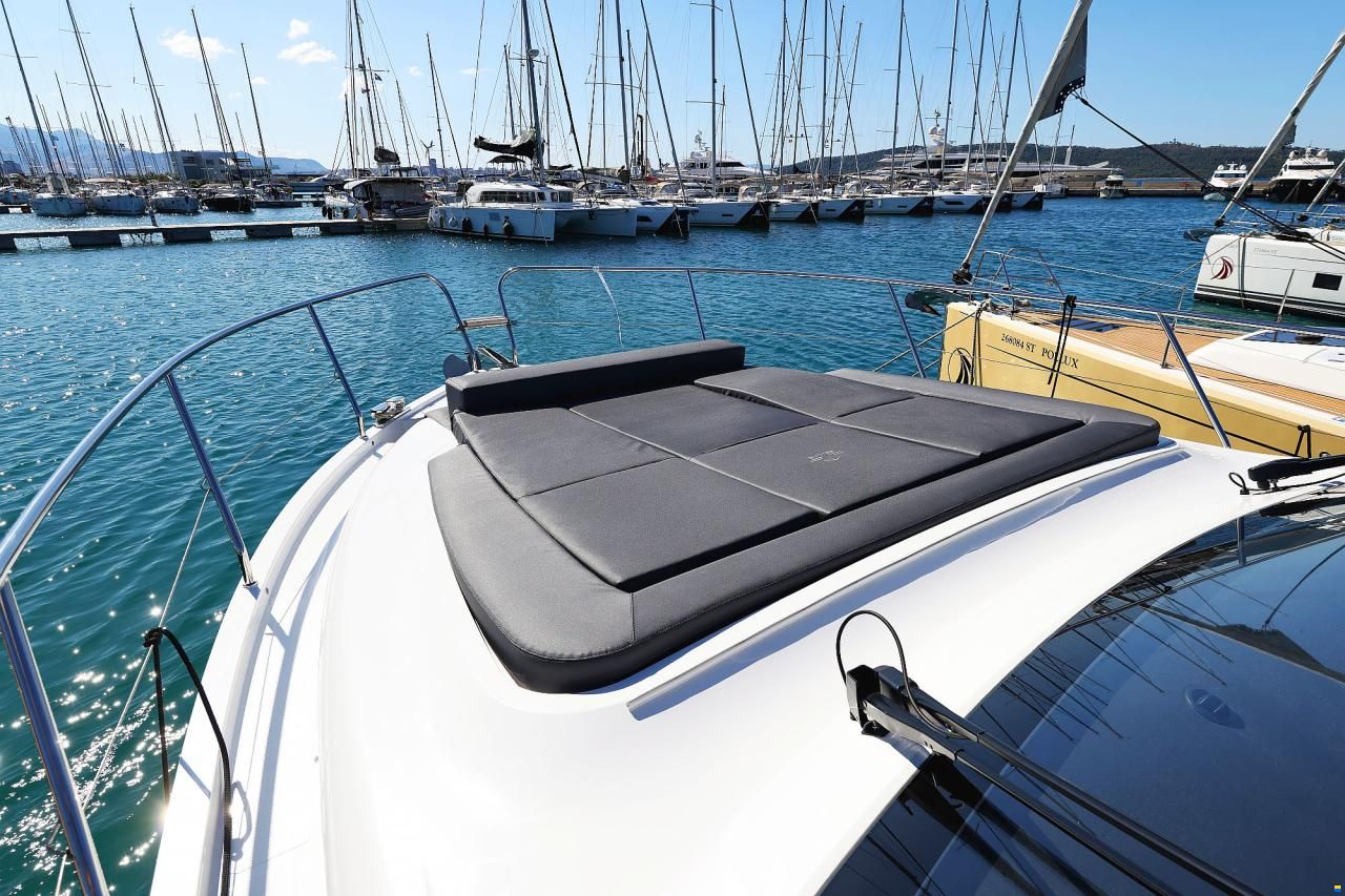 Sealine C390