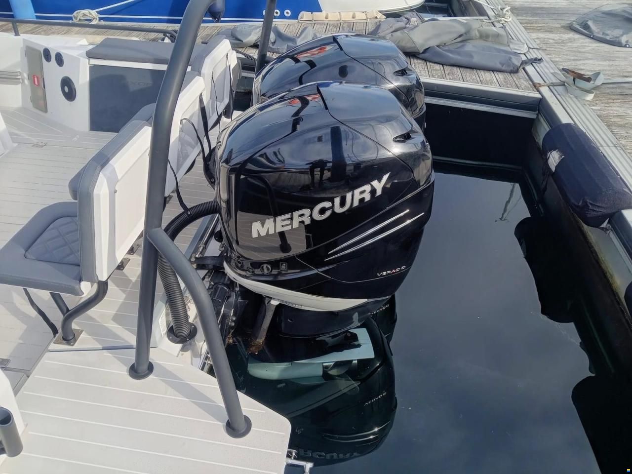 Axopar 37 Sports Cabin