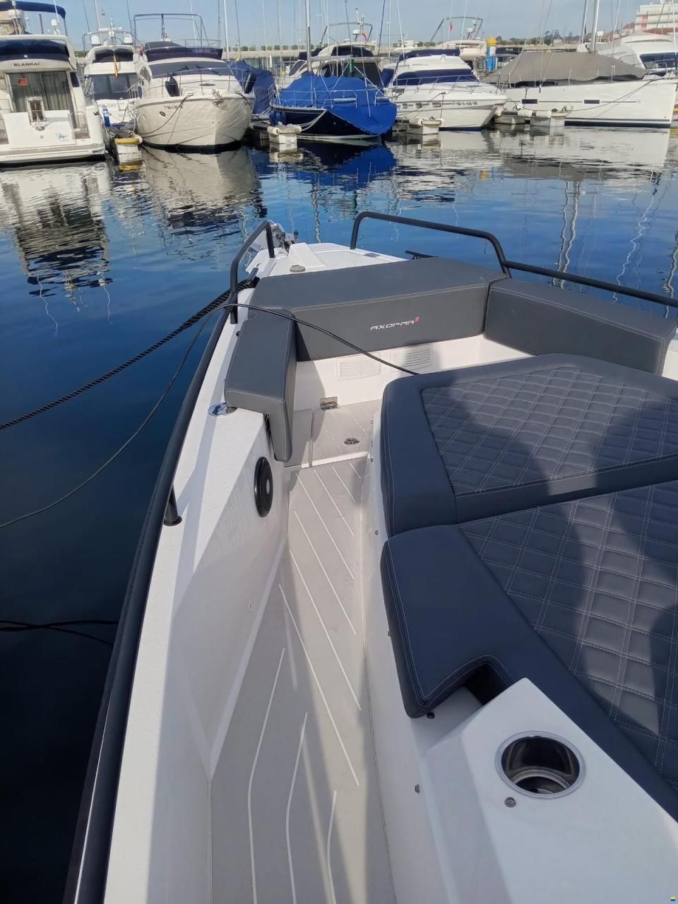Axopar 37 Sports Cabin