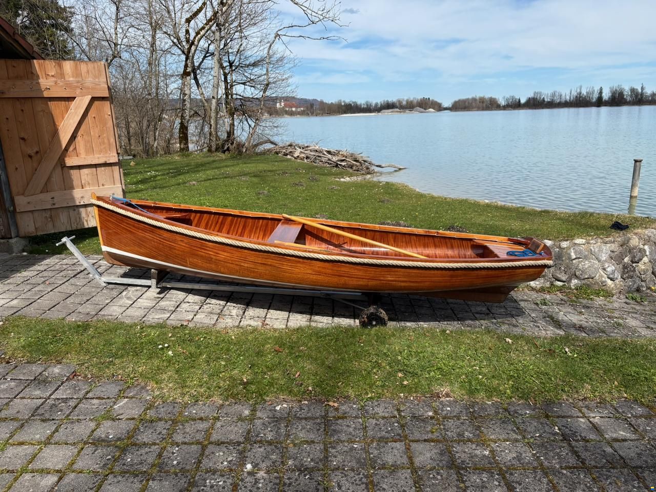 Ruderboot aus Mahagoni formverleimt