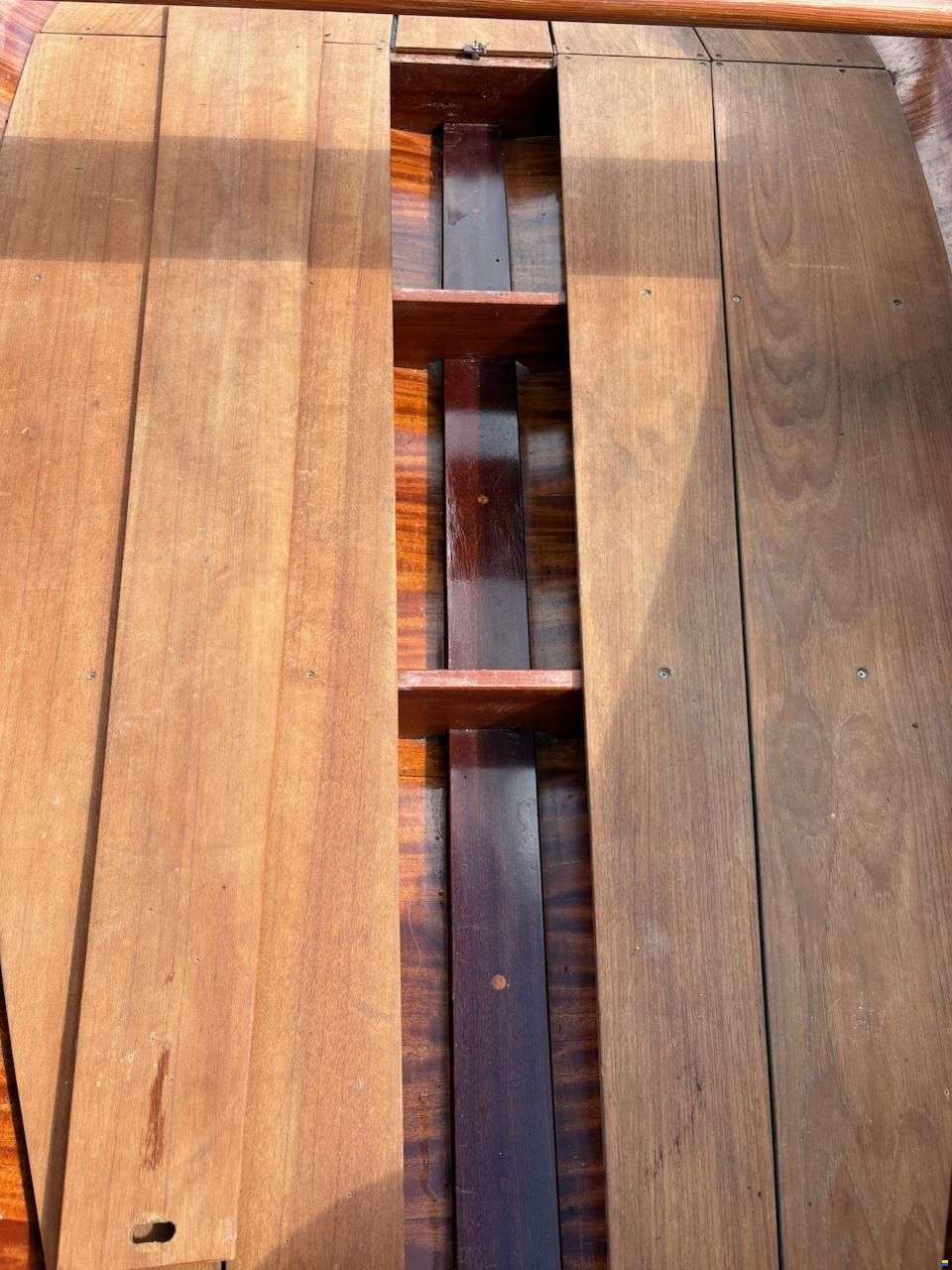Ruderboot aus Mahagoni formverleimt