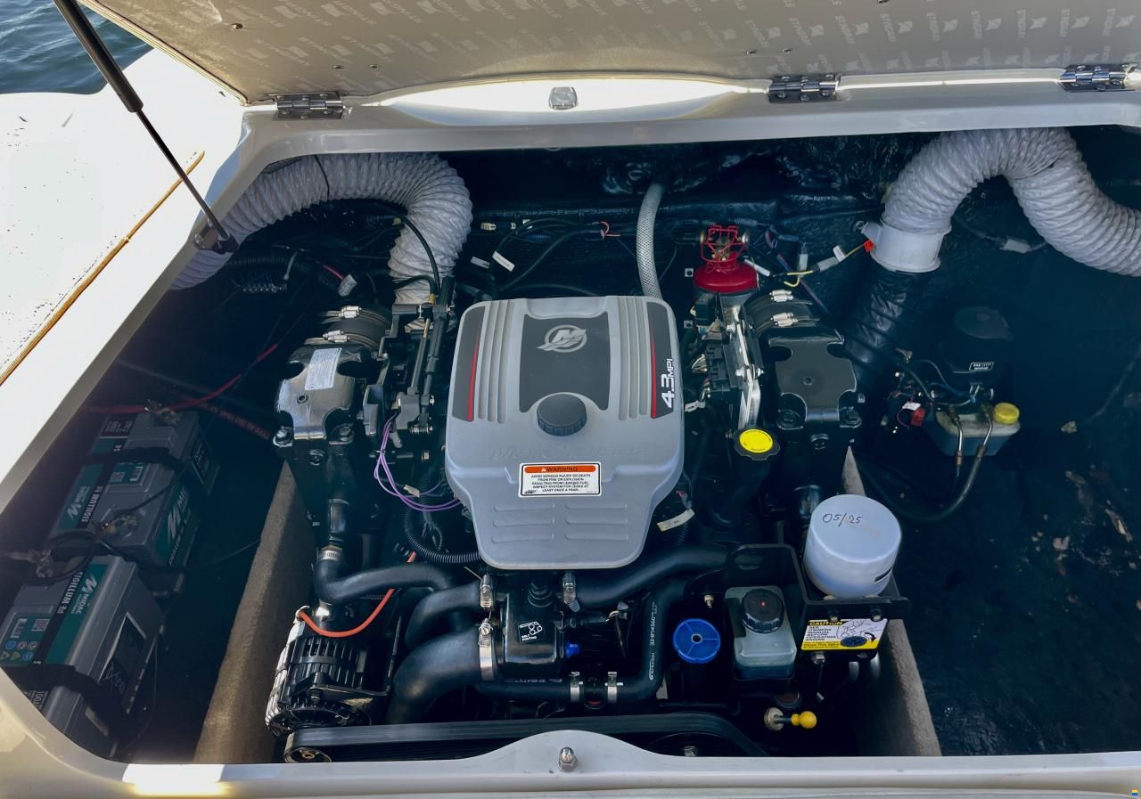 Stingray 208 CR Cabin
