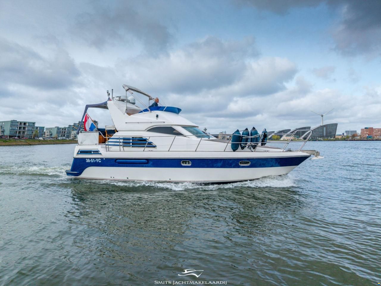 Astor 37 Flybridge