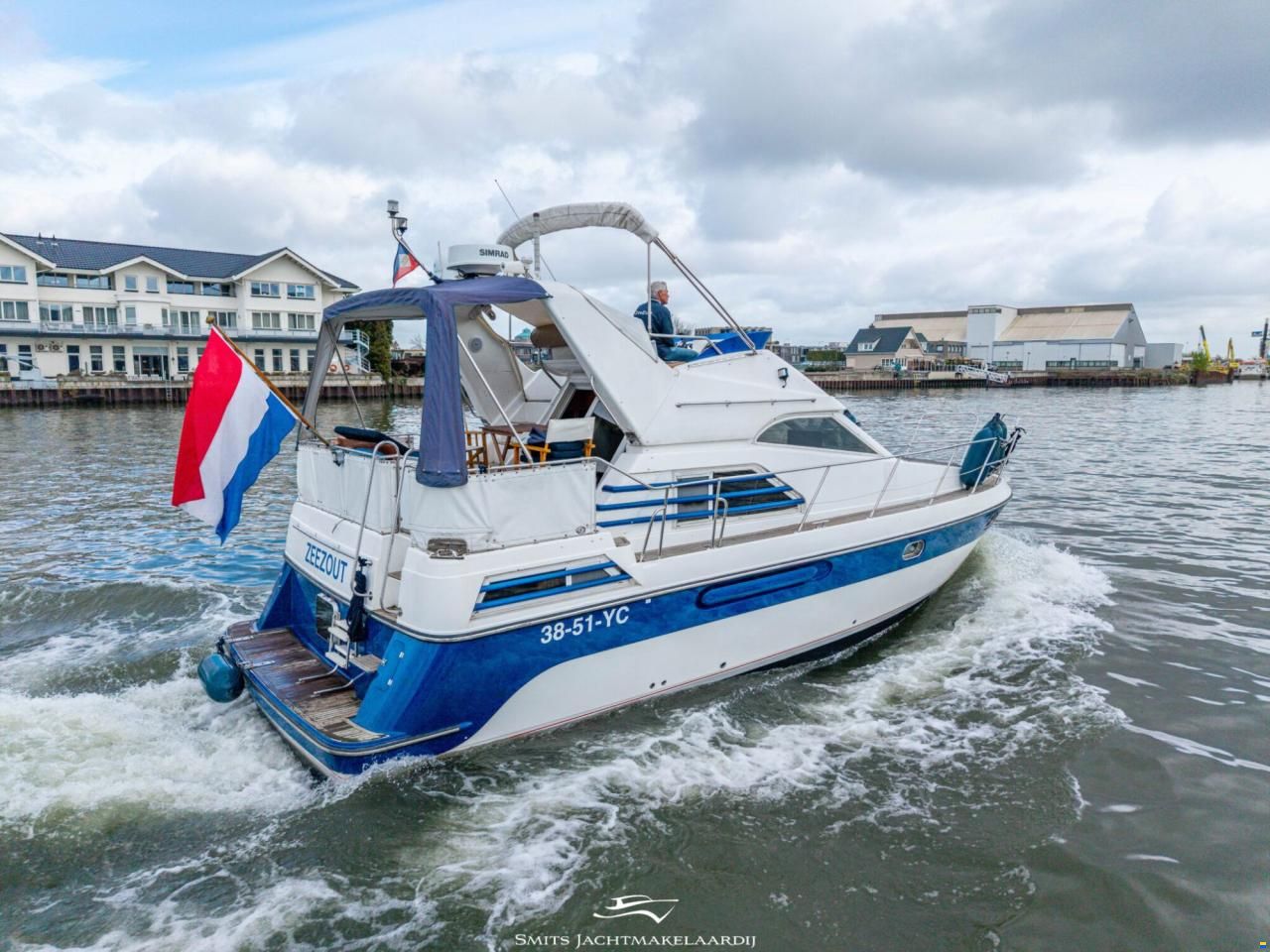 Astor 37 Flybridge