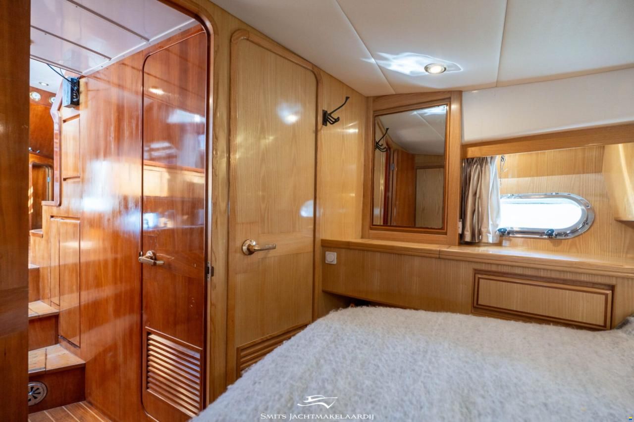 Astor 37 Flybridge