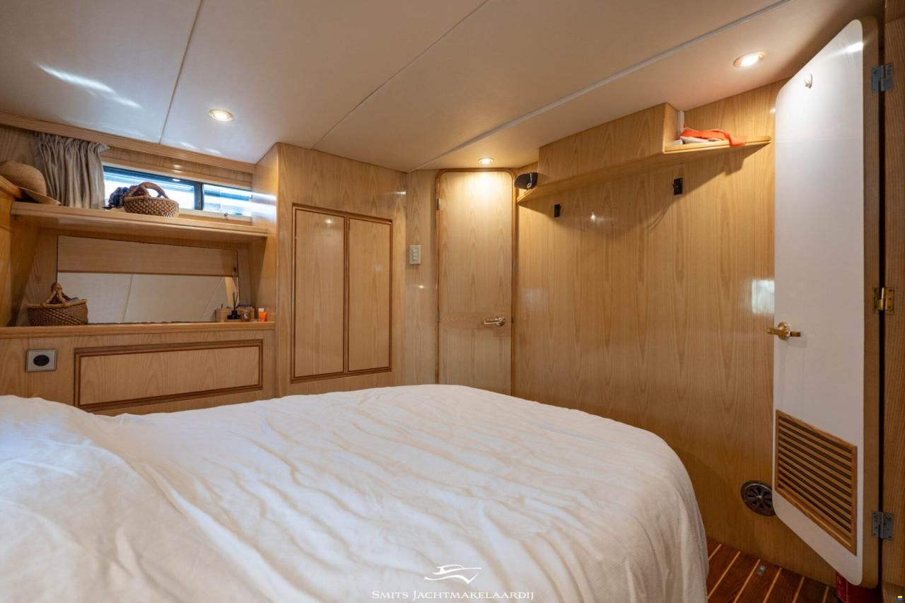 Astor 37 Flybridge
