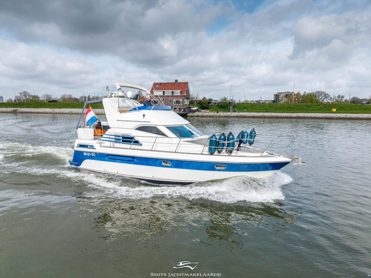 Astor 37 Flybridge