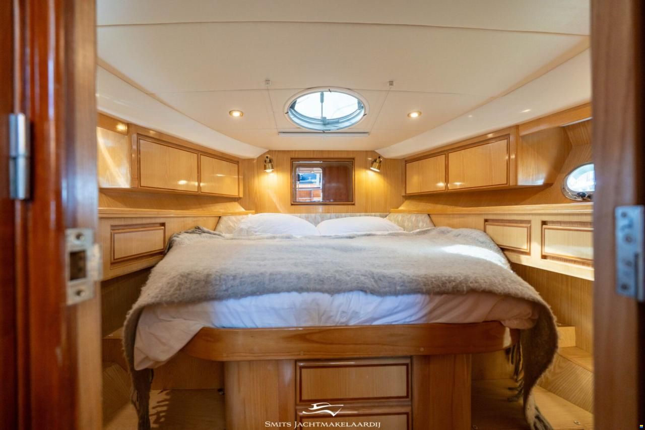 Astor 37 Flybridge