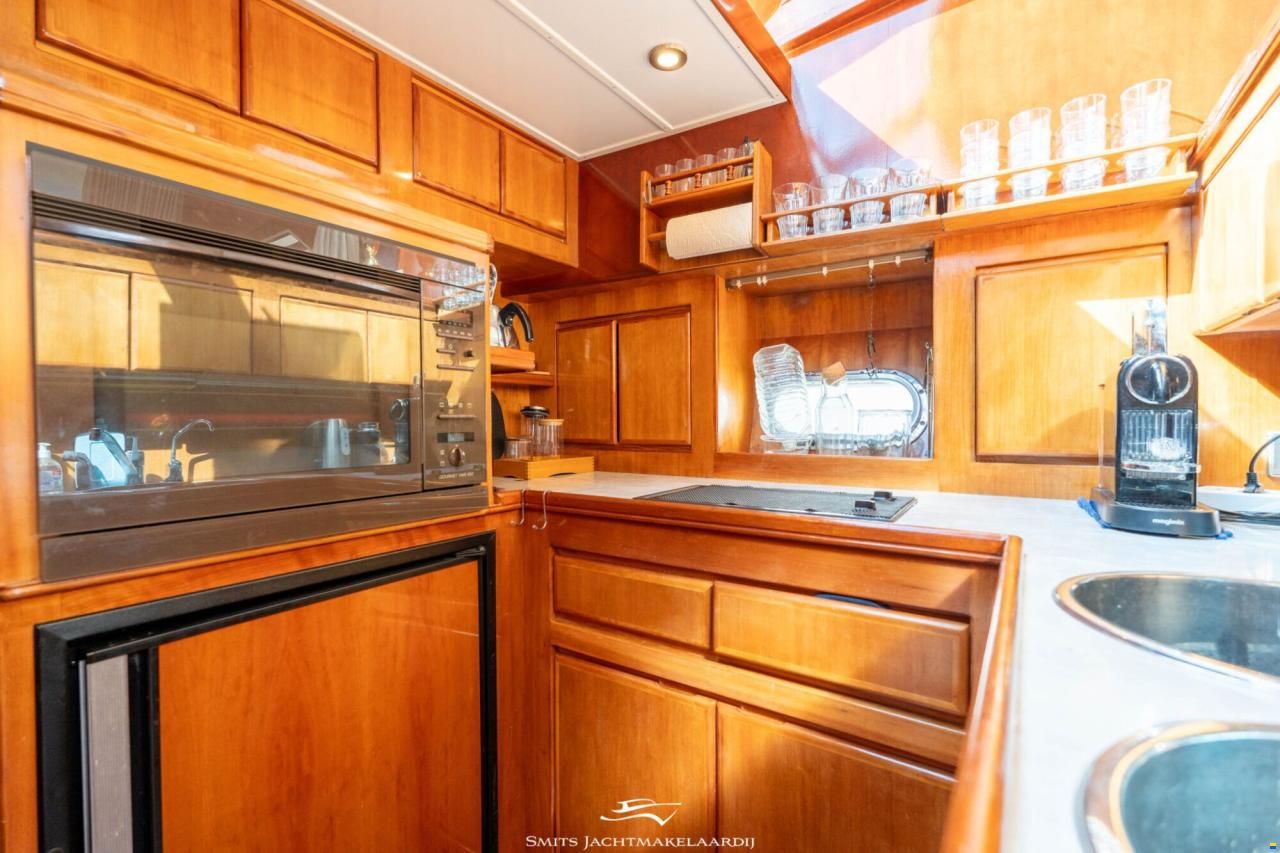 Astor 37 Flybridge