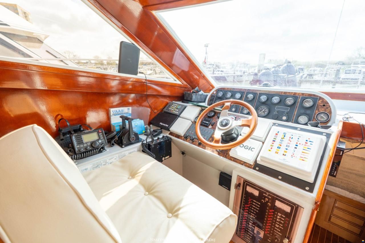 Astor 37 Flybridge