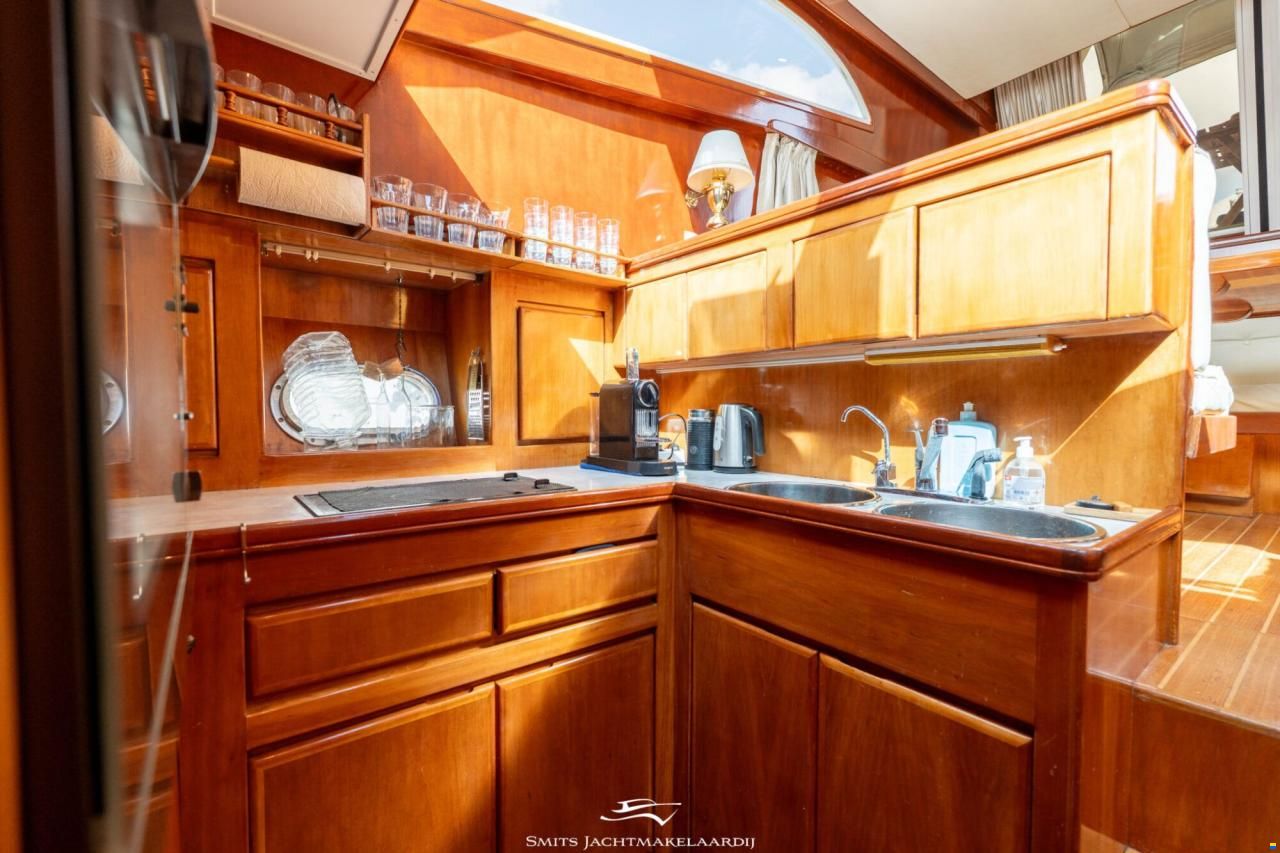 Astor 37 Flybridge