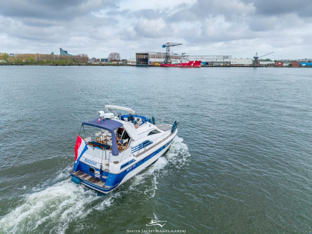 Astor 37 Flybridge