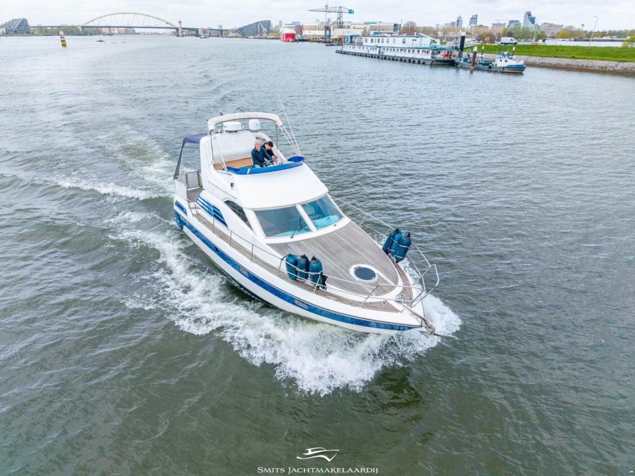 Astor 37 Flybridge