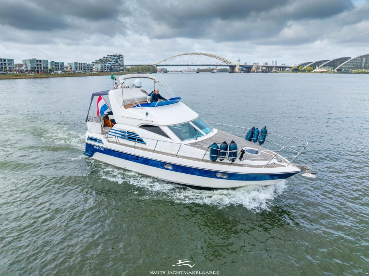 Astor 37 Flybridge