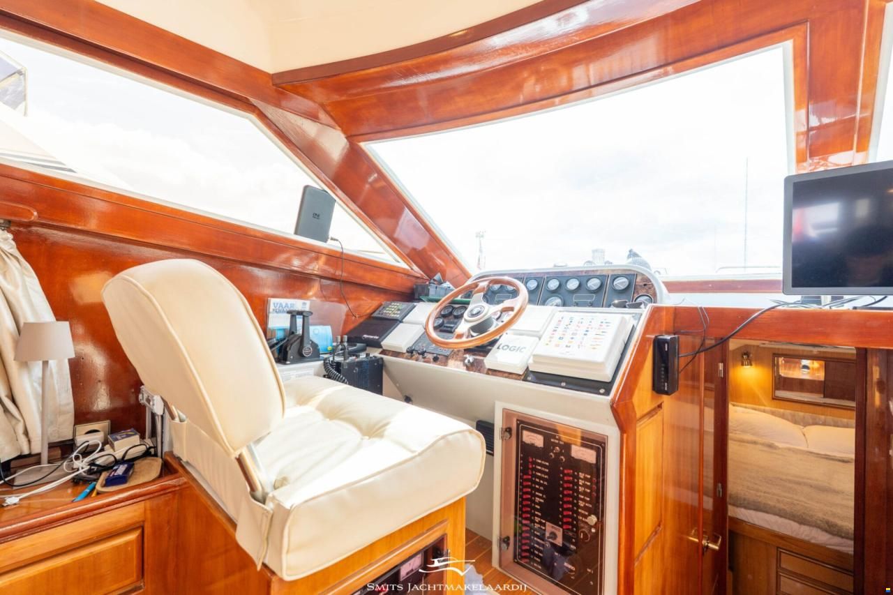Astor 37 Flybridge