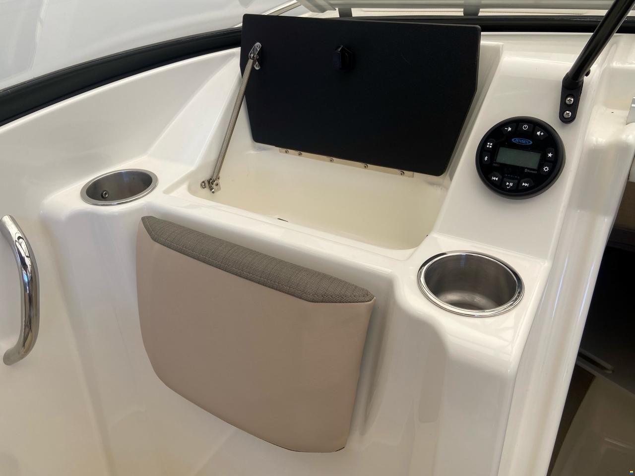 Bayliner VR6 Cuddy, MerCruiser 6,2 MPI...
