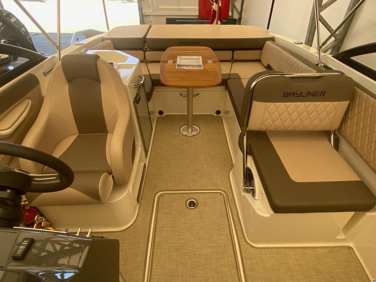 Bayliner VR6 Cuddy, MerCruiser 6,2 MPI...