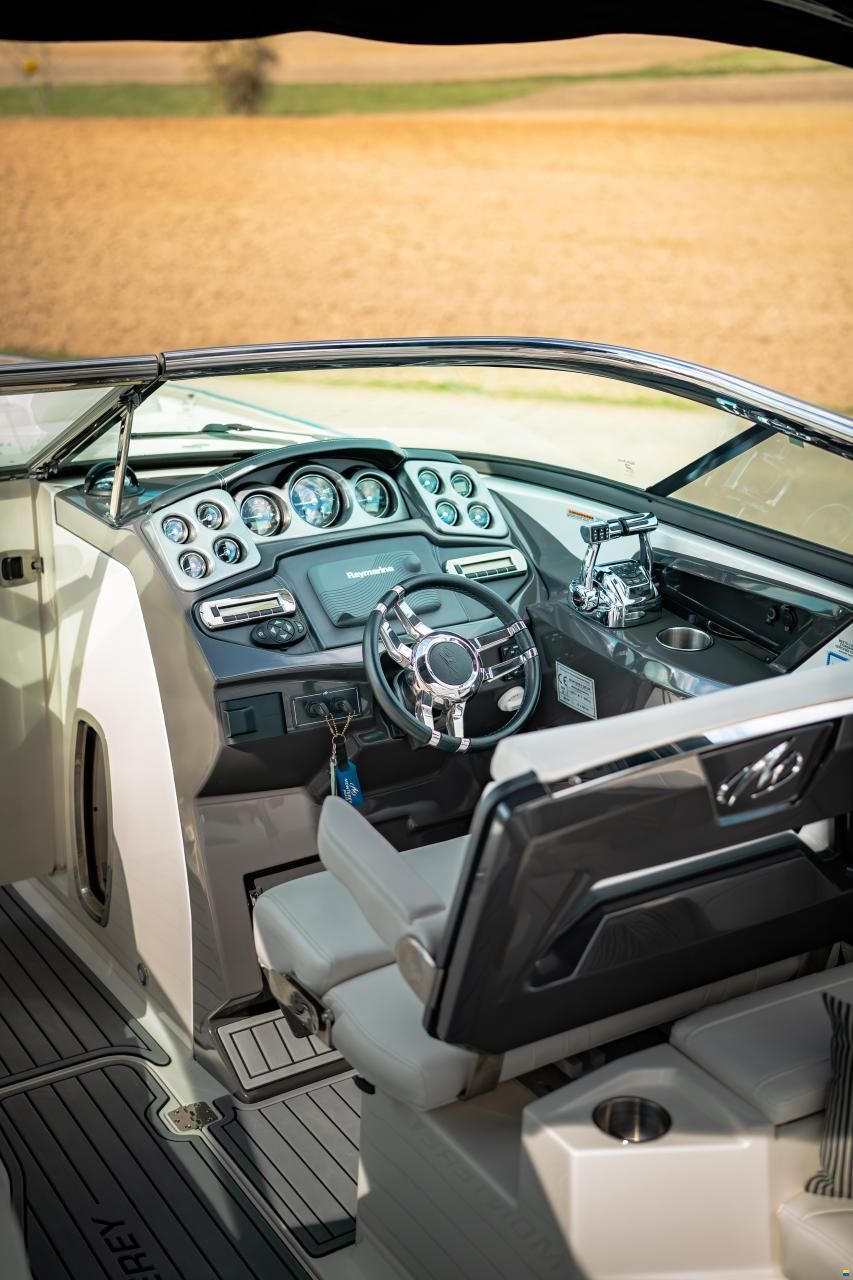 Monterey 328 SS