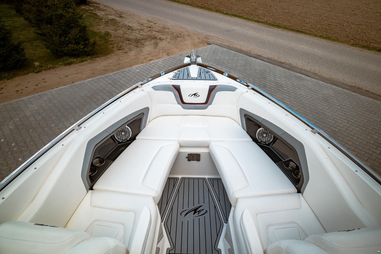 Monterey 328 SS