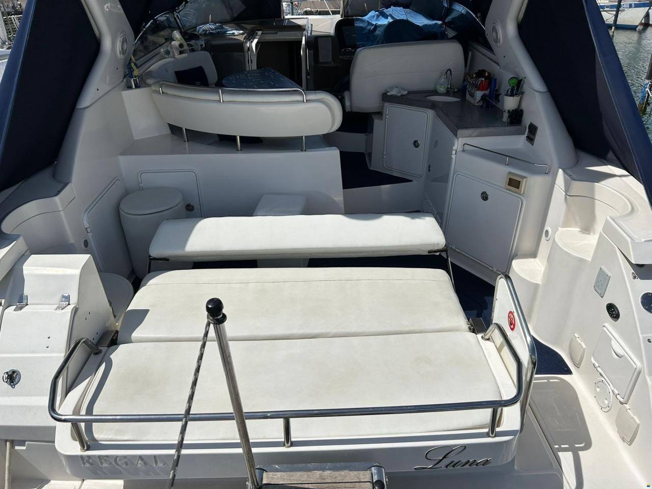Regal Marine 3760 Commodore