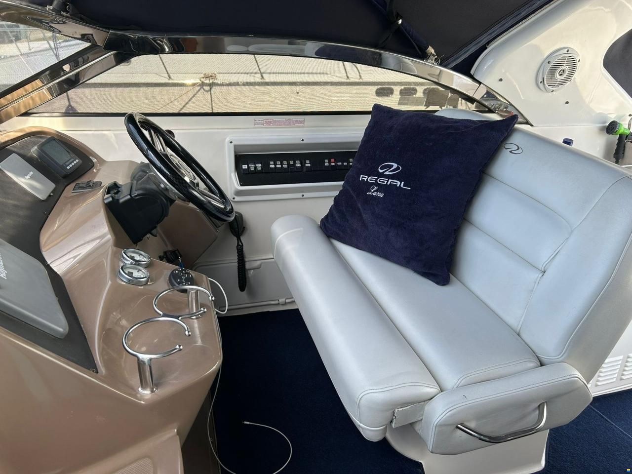 Regal Marine 3760 Commodore
