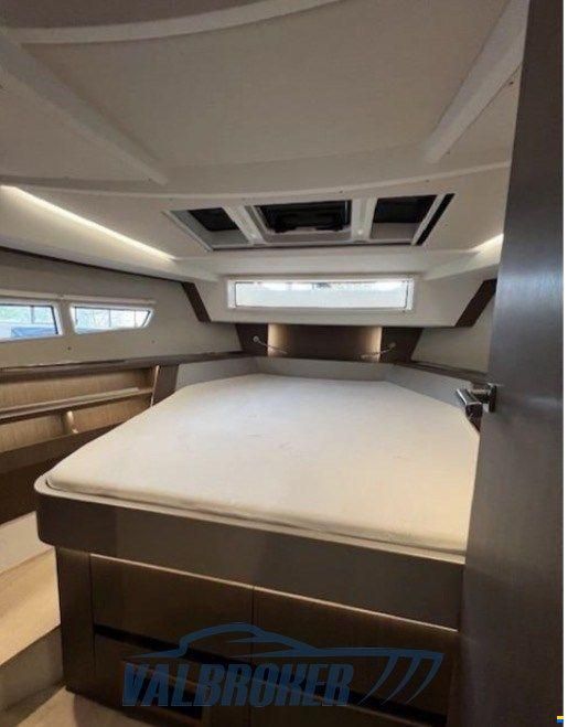 Sealine C335V