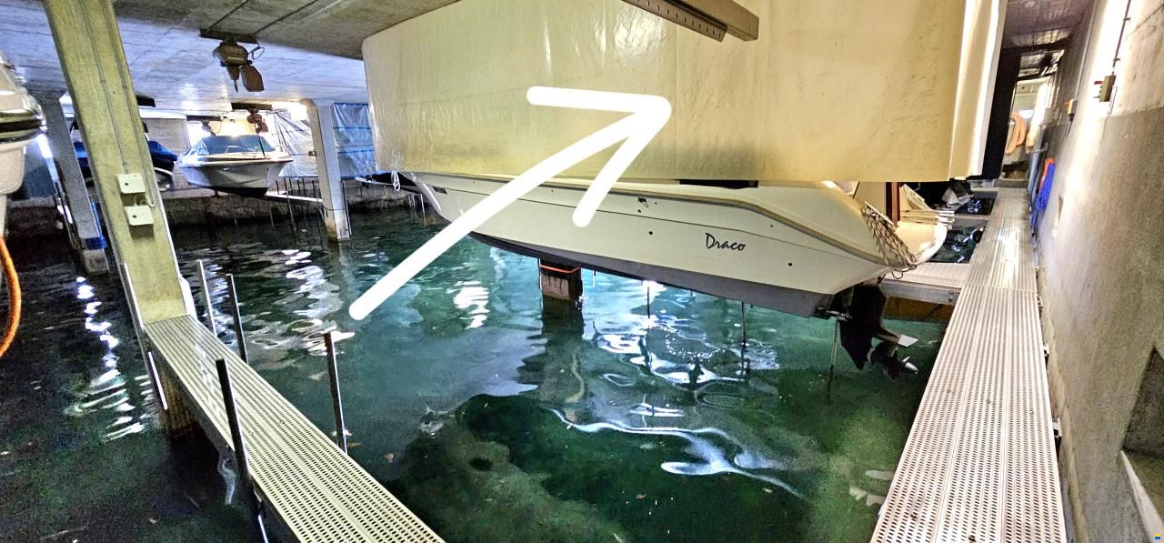 Bootsplatz mit Aufzug / Hallenplatz