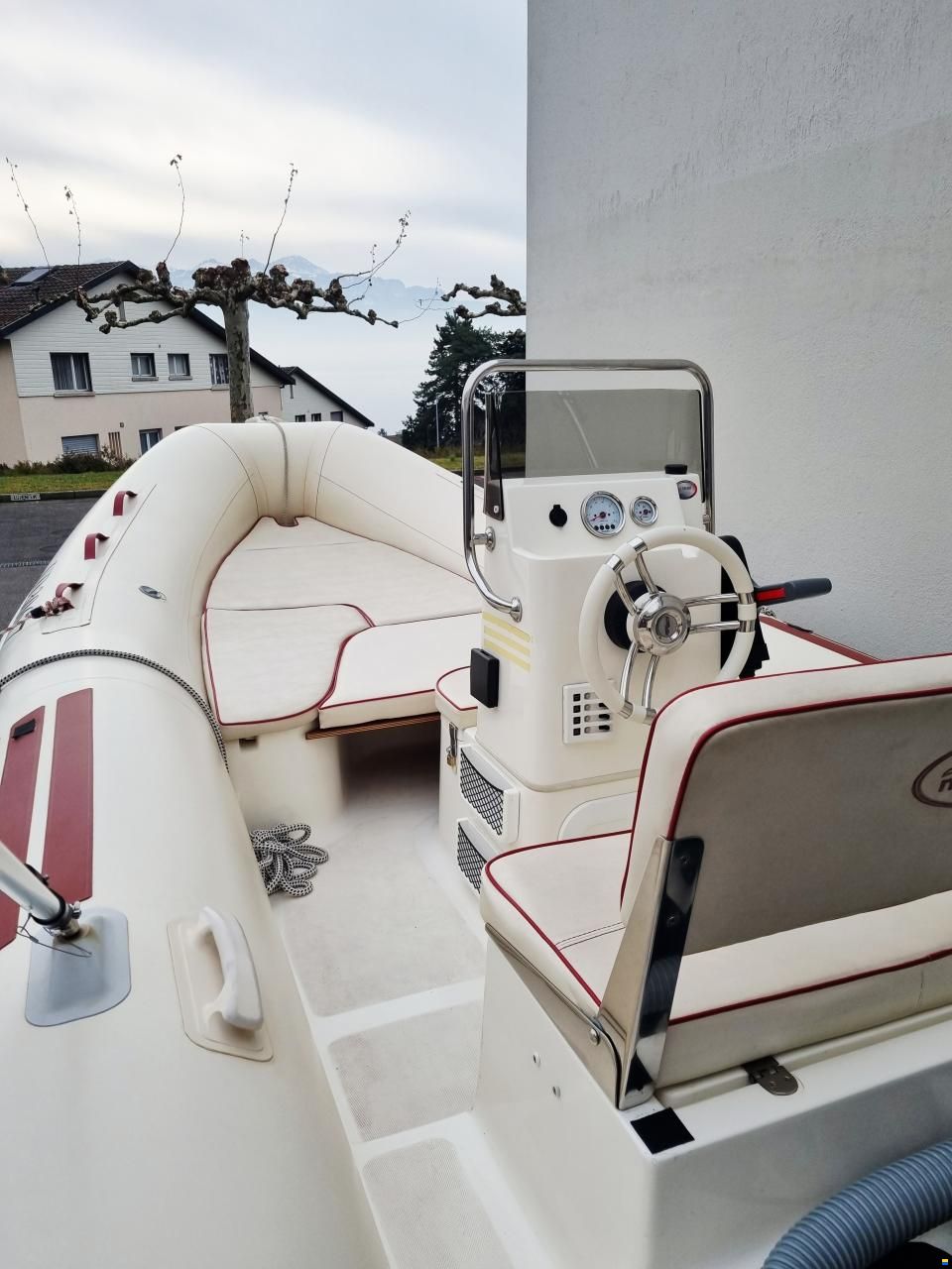 Nuova Jolly semi-rigide avec moteur hors-bord